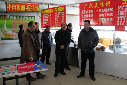 检查组在西校区食堂检查食品安全